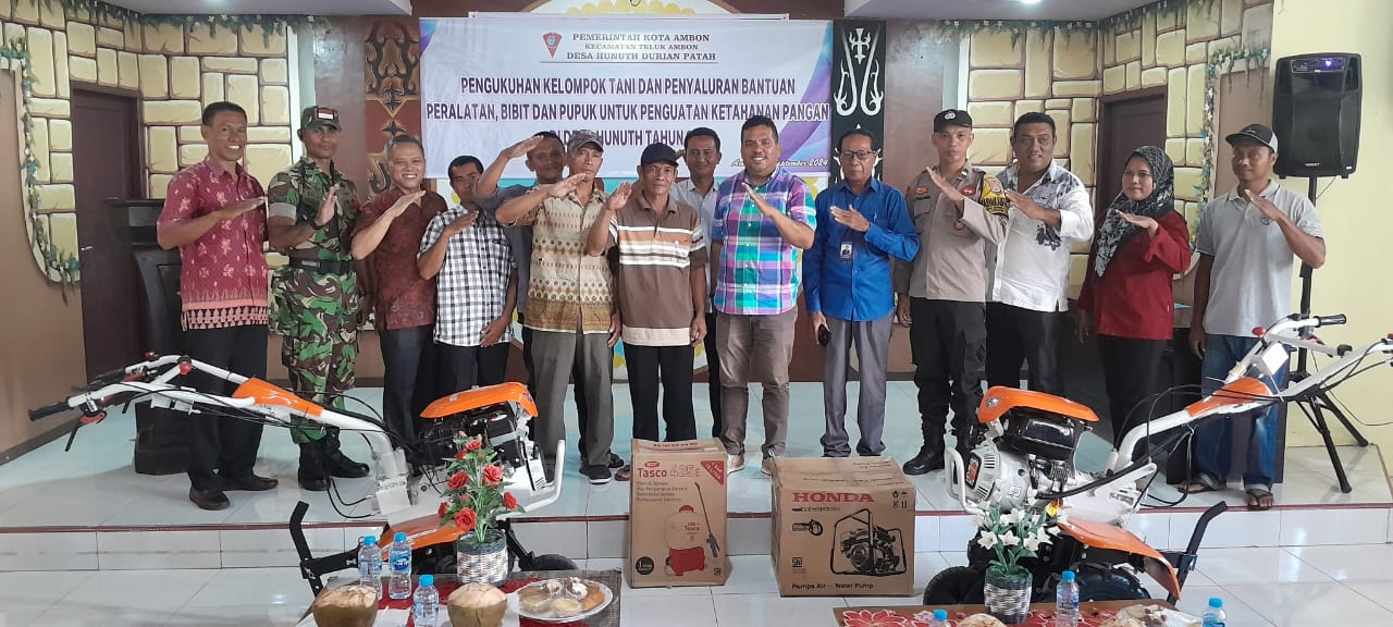 6 Kelompok Tani Desa Hunuth Dikukuhkan; Kades Serahkan Bantuan Peralatan dan Sarana Pertanian